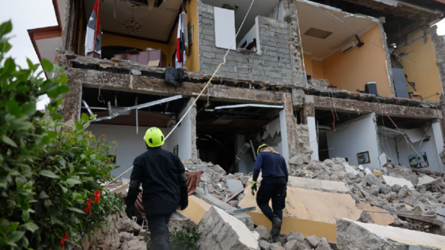 Restos de una vivienda destruida en el distrito de Soná tras el fuerte sismo en Panamá.