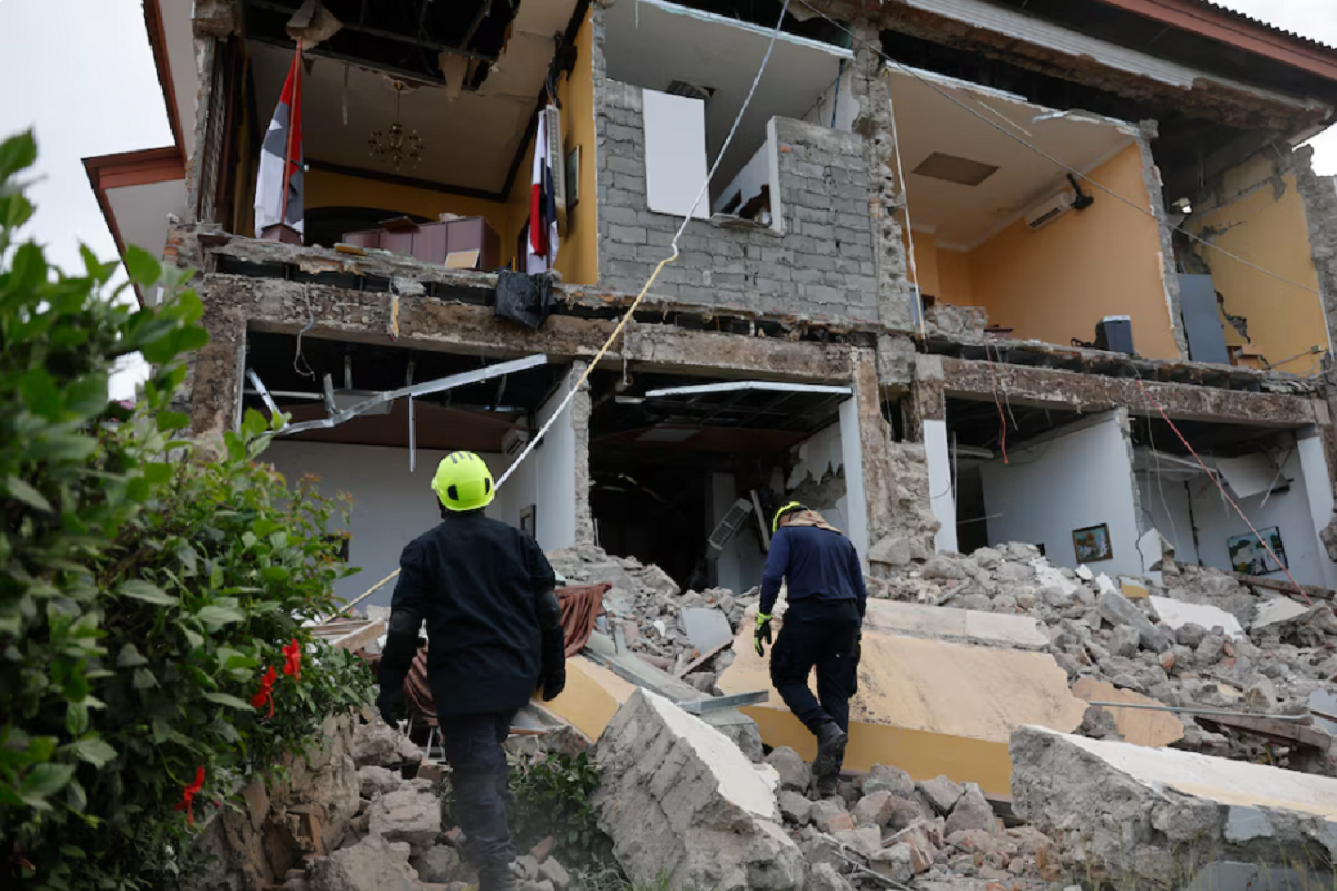 Restos de una vivienda destruida en el distrito de Soná tras el fuerte sismo en Panamá.