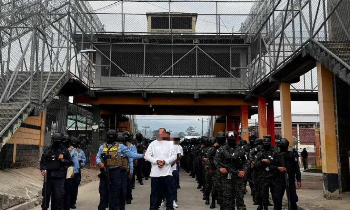 Pabellón de celdas de máxima seguridad en un centro penitenciario de Honduras.
