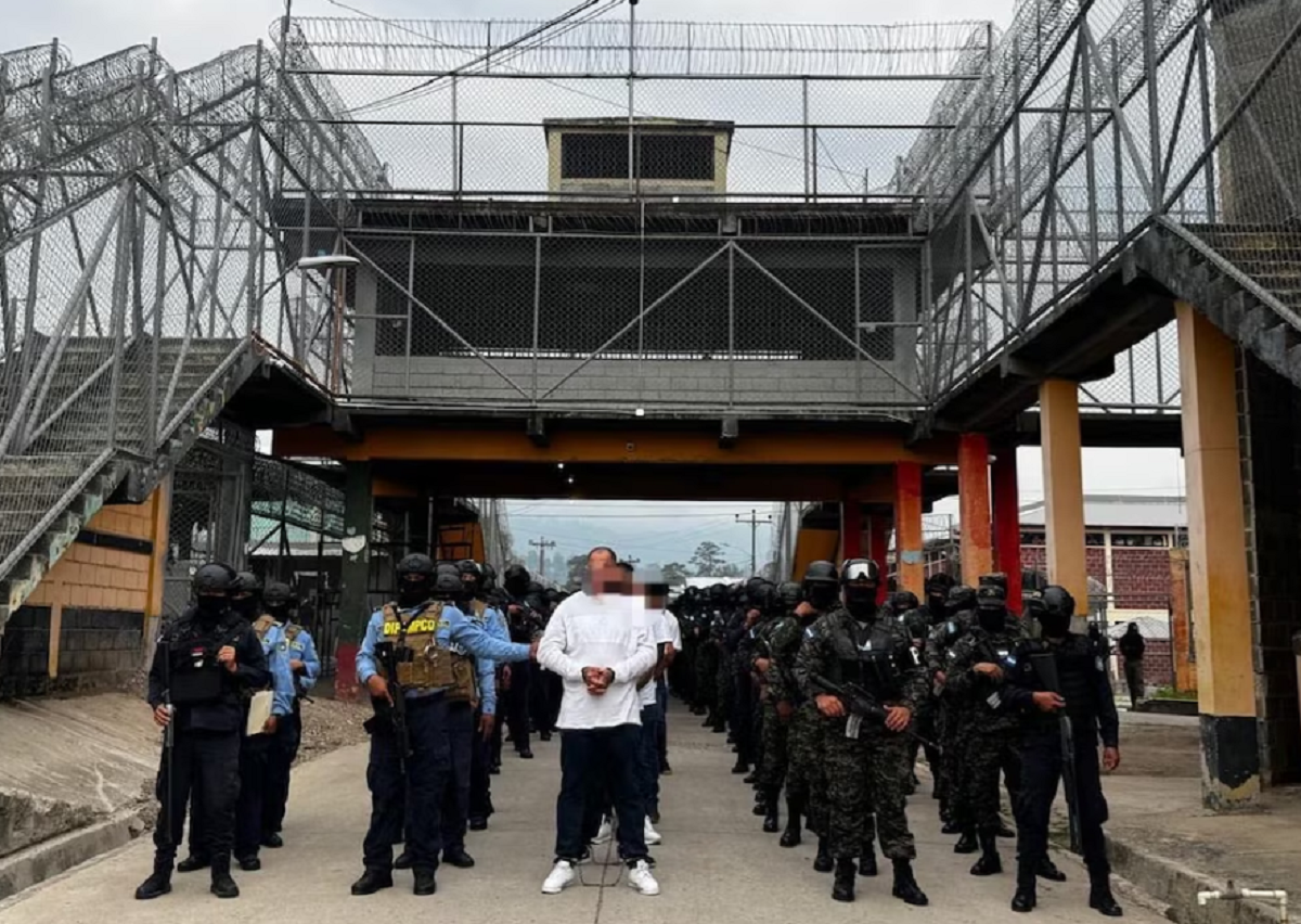 Pabellón de celdas de máxima seguridad en un centro penitenciario de Honduras.
