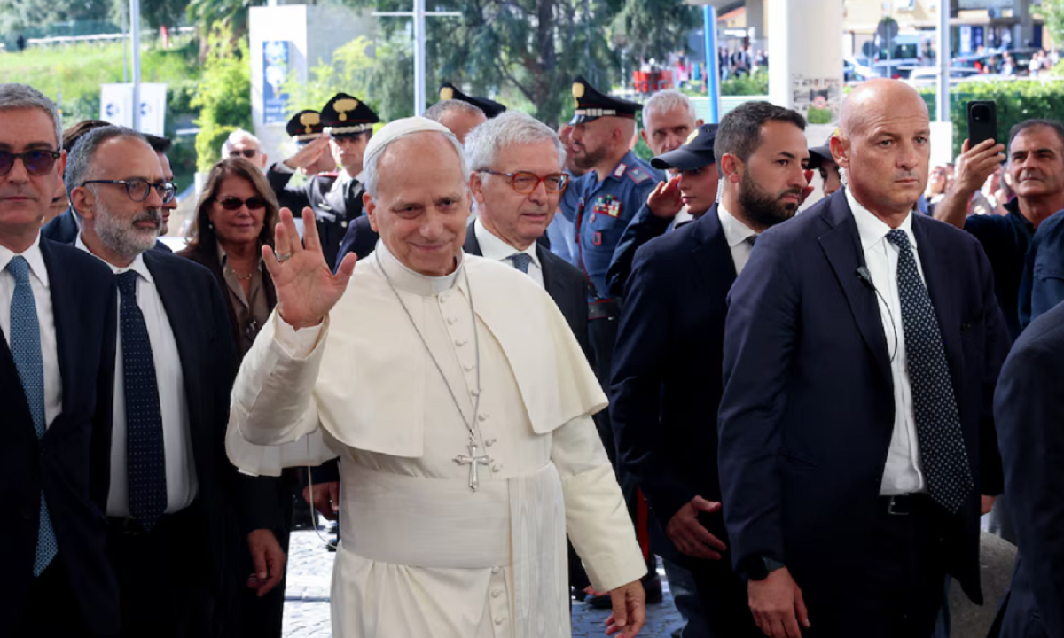 El papa León XIV a su llegada al Policlínico Universitario Agostino Gemelli en Roma.