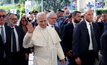 El papa León XIV a su llegada al Policlínico Universitario Agostino Gemelli en Roma.
