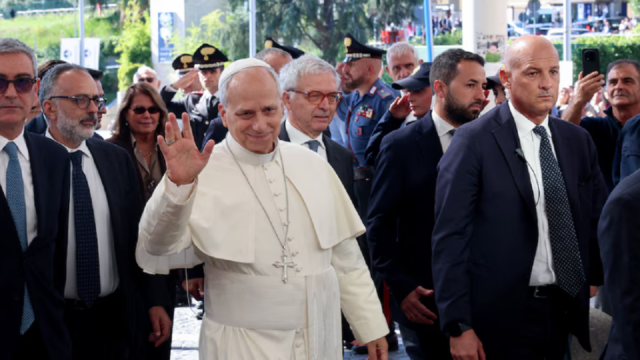 El papa León XIV a su llegada al Policlínico Universitario Agostino Gemelli en Roma.