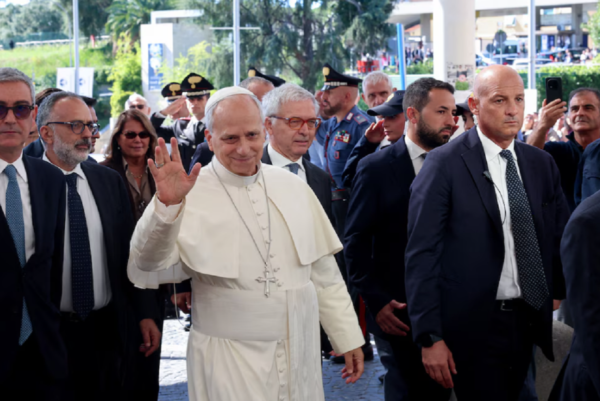 El papa León XIV a su llegada al Policlínico Universitario Agostino Gemelli en Roma.