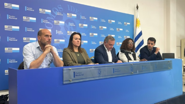 Álvaro Delgado en conferencia de prensa tras la reunión del Directorio del Partido Nacional.