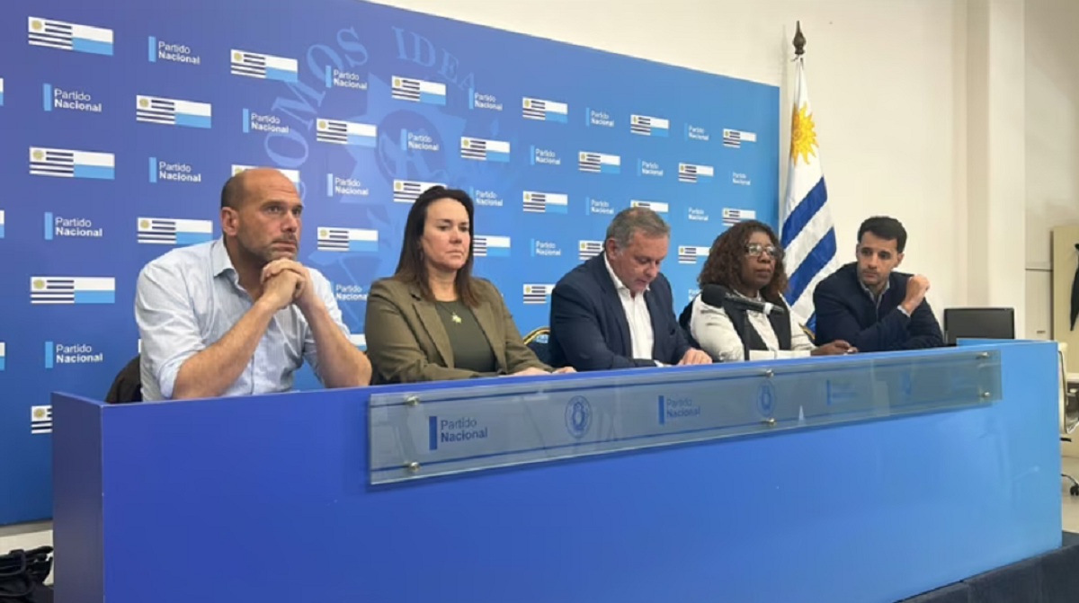 Álvaro Delgado en conferencia de prensa tras la reunión del Directorio del Partido Nacional.