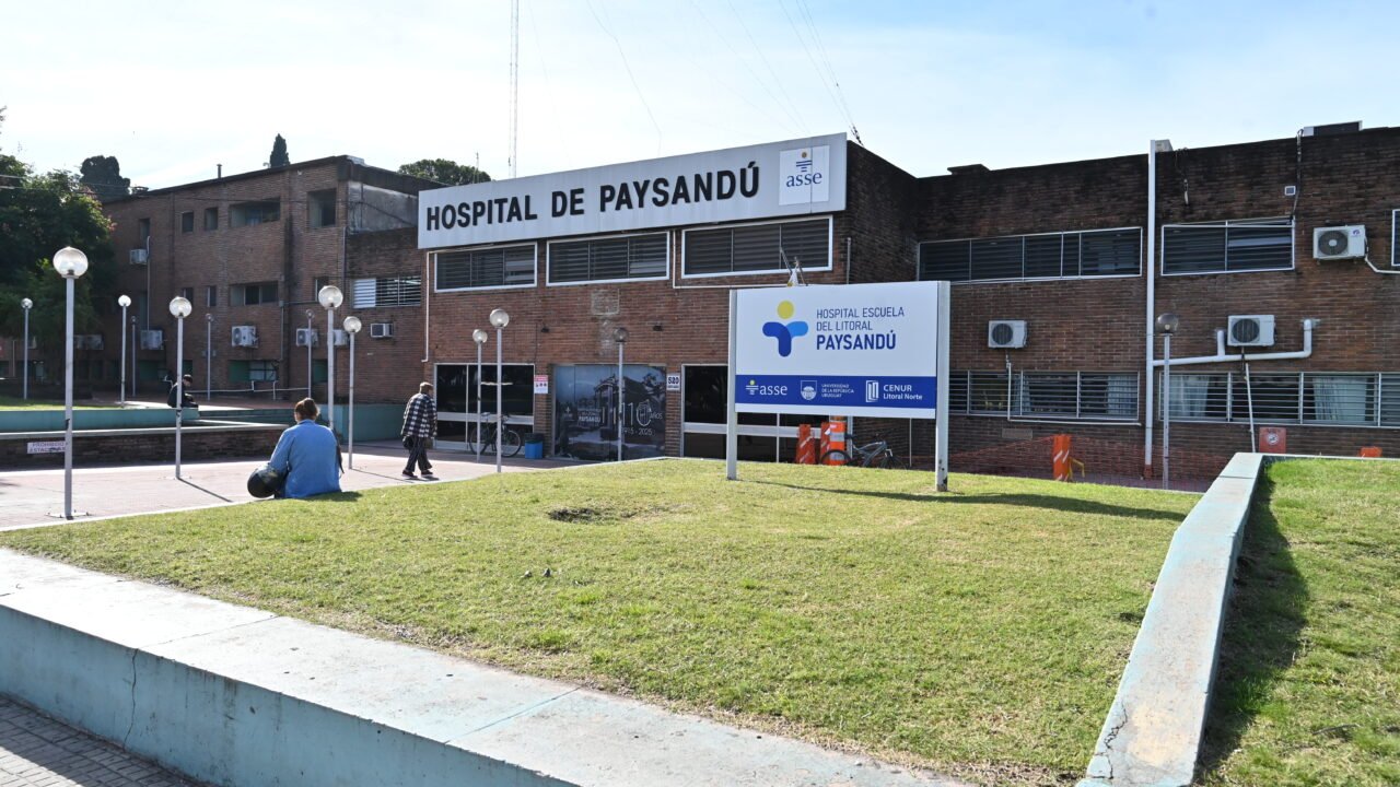 Entrada a una institución médica de Paysandú relacionada con la atención sanitaria local.