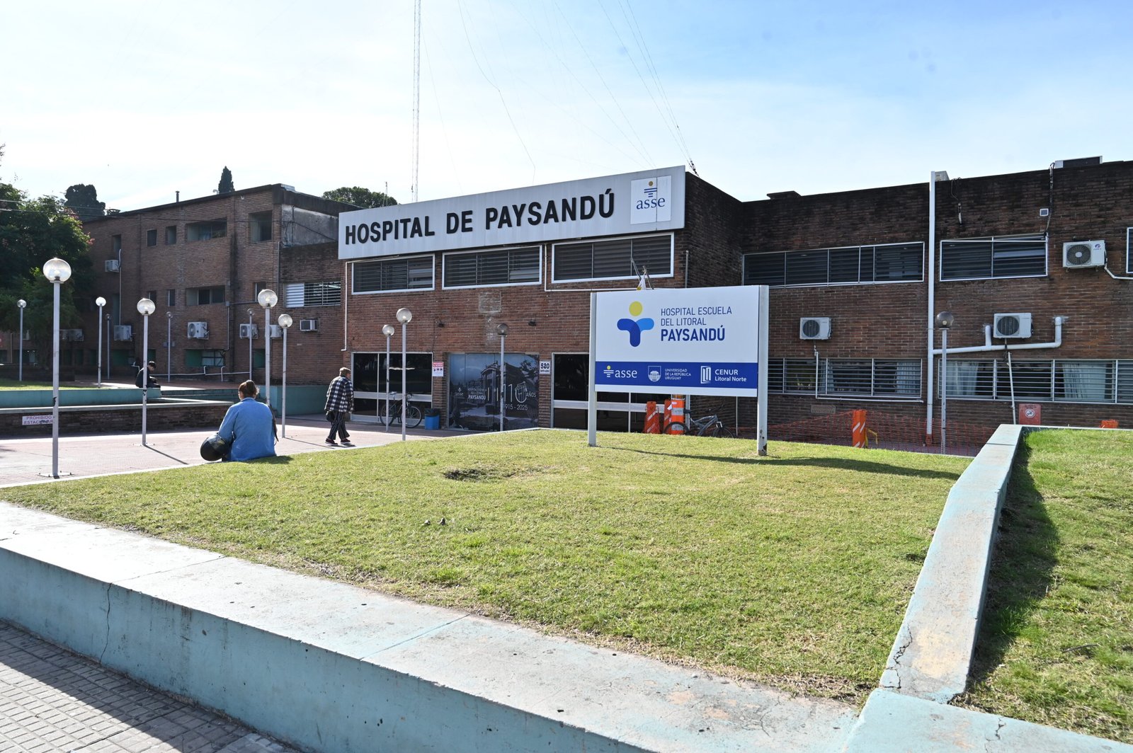 Entrada a una institución médica de Paysandú relacionada con la atención sanitaria local.