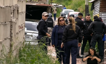 Casilla de chapa custodiada por la Policía en el allanamiento de Peñarol.