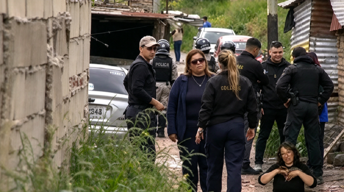 Casilla de chapa custodiada por la Policía en el allanamiento de Peñarol.