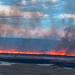 Humo y llamas consumiendo los totorales secos a orillas del lago Titicaca.