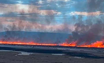 Humo y llamas consumiendo los totorales secos a orillas del lago Titicaca.