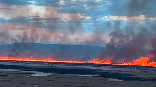 Humo y llamas consumiendo los totorales secos a orillas del lago Titicaca.