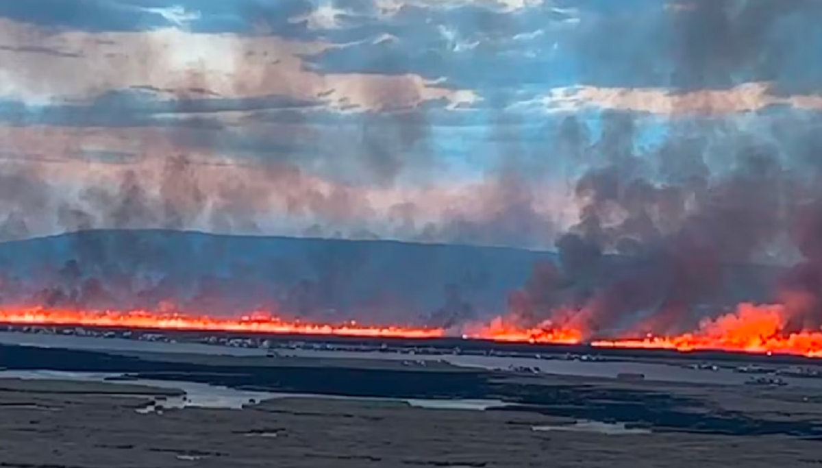 Humo y llamas consumiendo los totorales secos a orillas del lago Titicaca.
