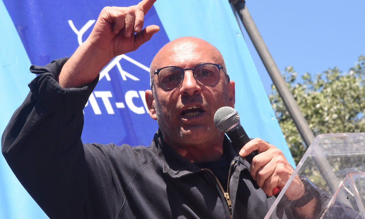 Sede central del PIT-CNT en Montevideo con banderas sindicales
