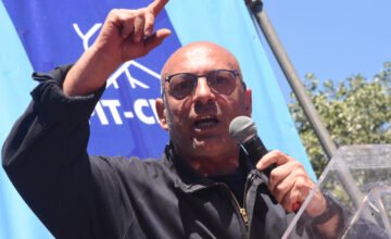 Sede central del PIT-CNT en Montevideo con banderas sindicales