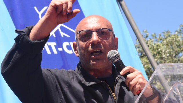Sede central del PIT-CNT en Montevideo con banderas sindicales