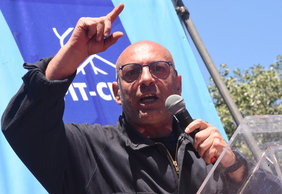 Sede central del PIT-CNT en Montevideo con banderas sindicales