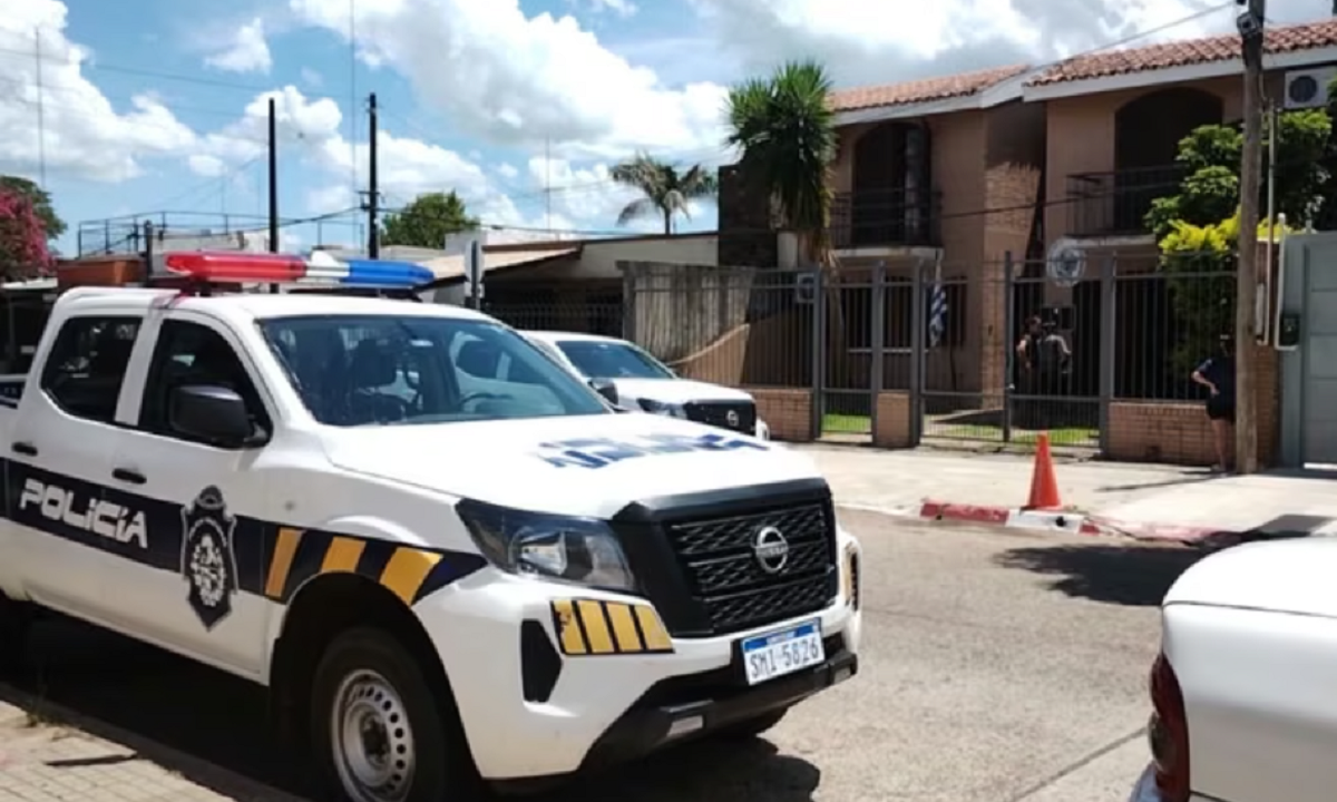 Móvil de la Jefatura de Policía de Artigas estacionado en una calle de la ciudad.
