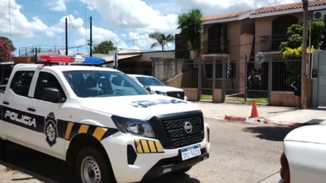 Móvil de la Jefatura de Policía de Artigas estacionado en una calle de la ciudad.