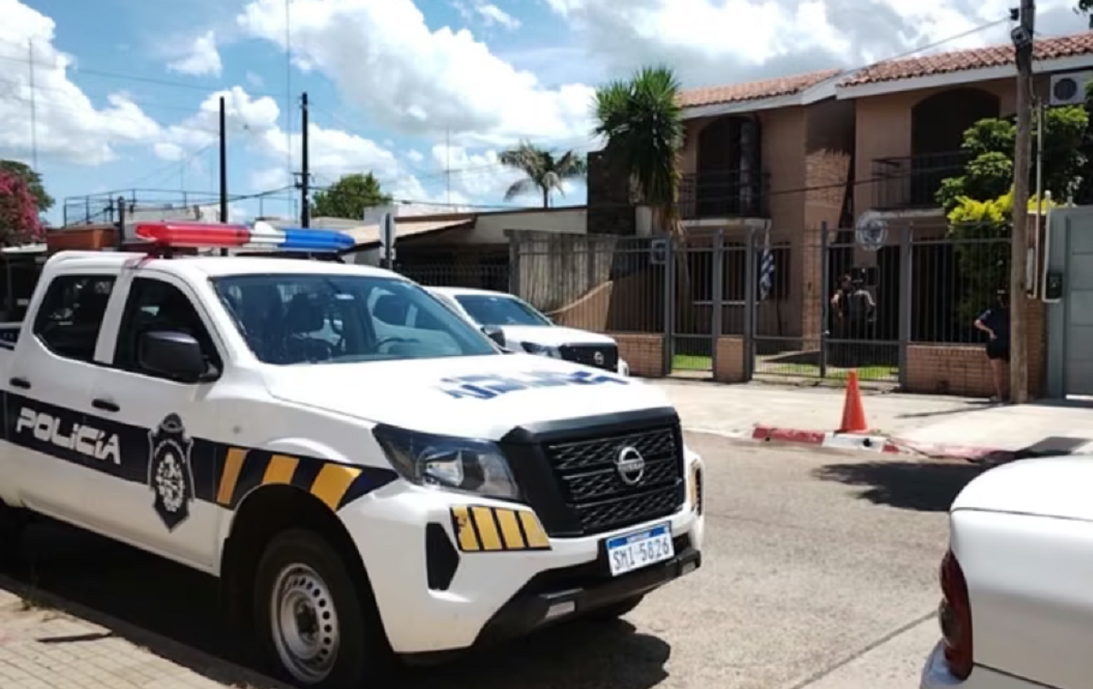 Móvil de la Jefatura de Policía de Artigas estacionado en una calle de la ciudad.