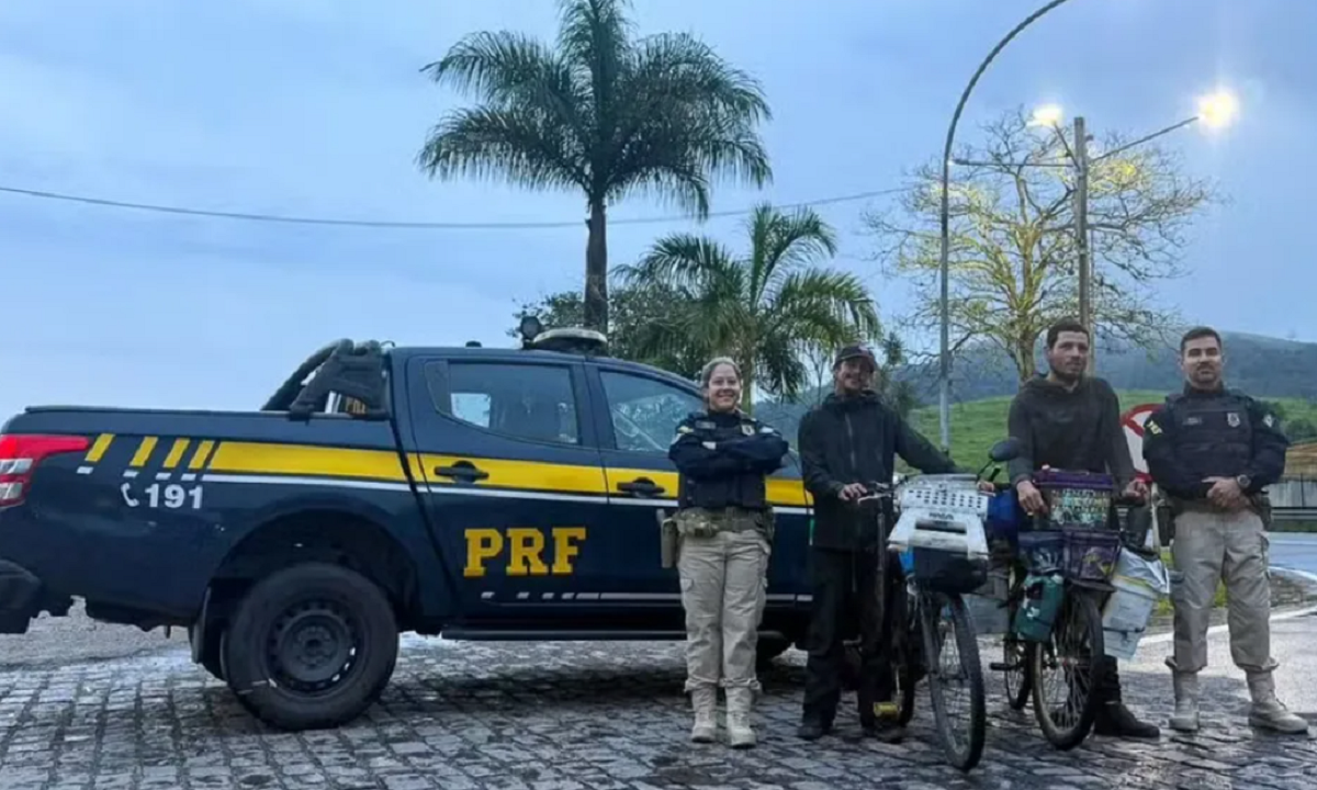 Patrullero de la Policía Rodoviária Federal de Brasil apostado a la vera de una ruta en San Pablo.