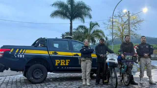 Patrullero de la Policía Rodoviária Federal de Brasil apostado a la vera de una ruta en San Pablo.