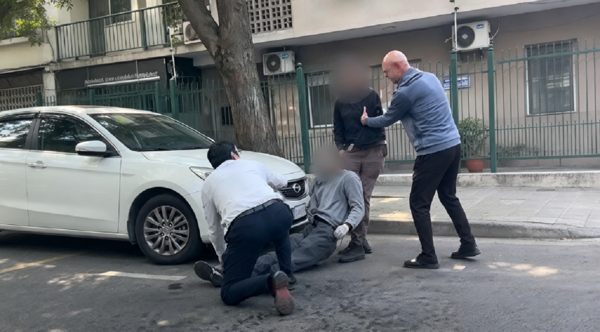 Captura de pantalla del video de seguridad que muestra la esquina de Berro y Guayaquí en Pocitos.