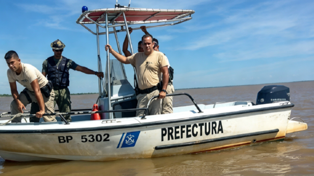 Embarcación de Prefectura realizando tareas de patrullaje en las aguas crecidas del río Paraná.