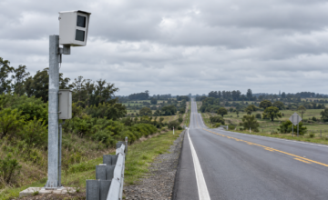 Radar de fiscalización de velocidad instalado al costado de una ruta nacional.