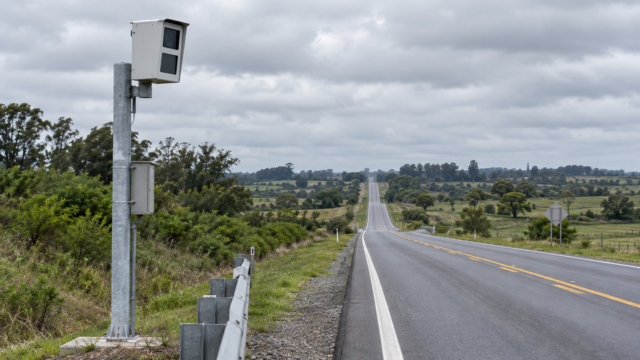 Radar de fiscalización de velocidad instalado al costado de una ruta nacional.