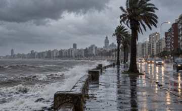 Cielo nublado sobre Montevideo con lluvias intensas anunciando el fenómeno de El Niño.