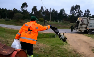 Captura de video de cámara de seguridad mostrando a un recolector arrojando basura en una casa.