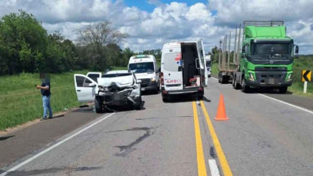 Vehículo de Policía Caminera apostado sobre la banquina de la ruta 3 en Paysandú.