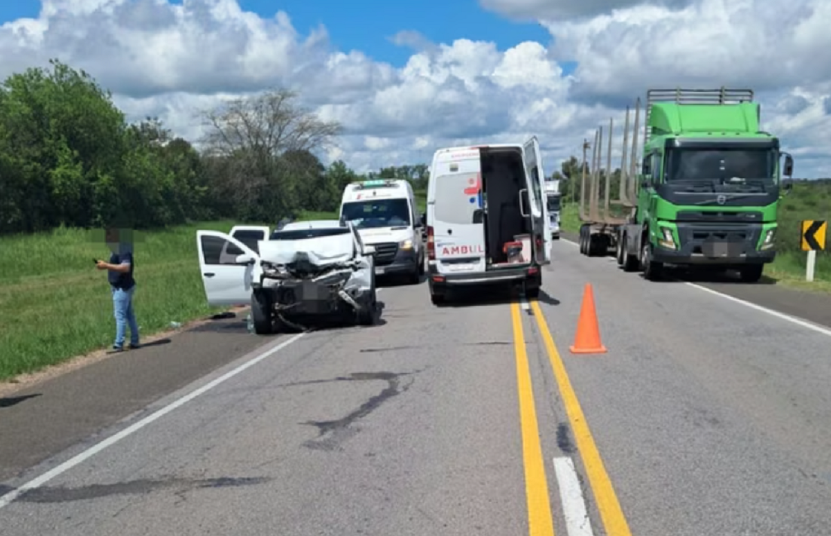Vehículo de Policía Caminera apostado sobre la banquina de la ruta 3 en Paysandú.
