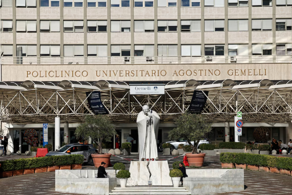 Fachada principal del Hospital Agostino Gemelli de Roma donde será operado el Papa.