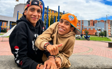 Fotografía de los siameses ecuatorianos José Luis y José Armando sonriendo.