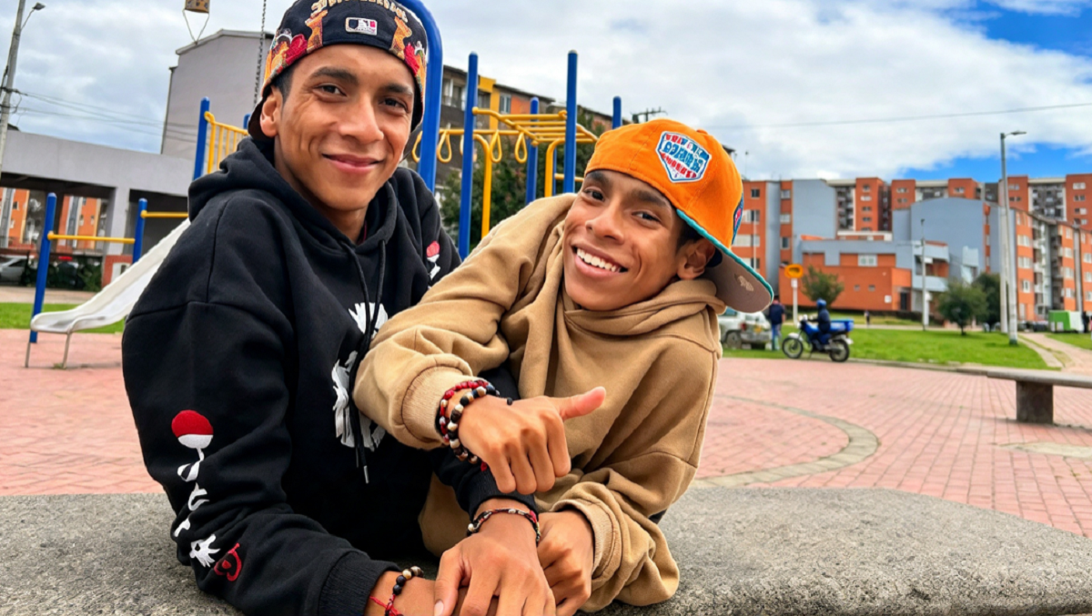 Fotografía de los siameses ecuatorianos José Luis y José Armando sonriendo.