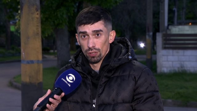Brian Morales prestando declaración como testigo ante la prensa.