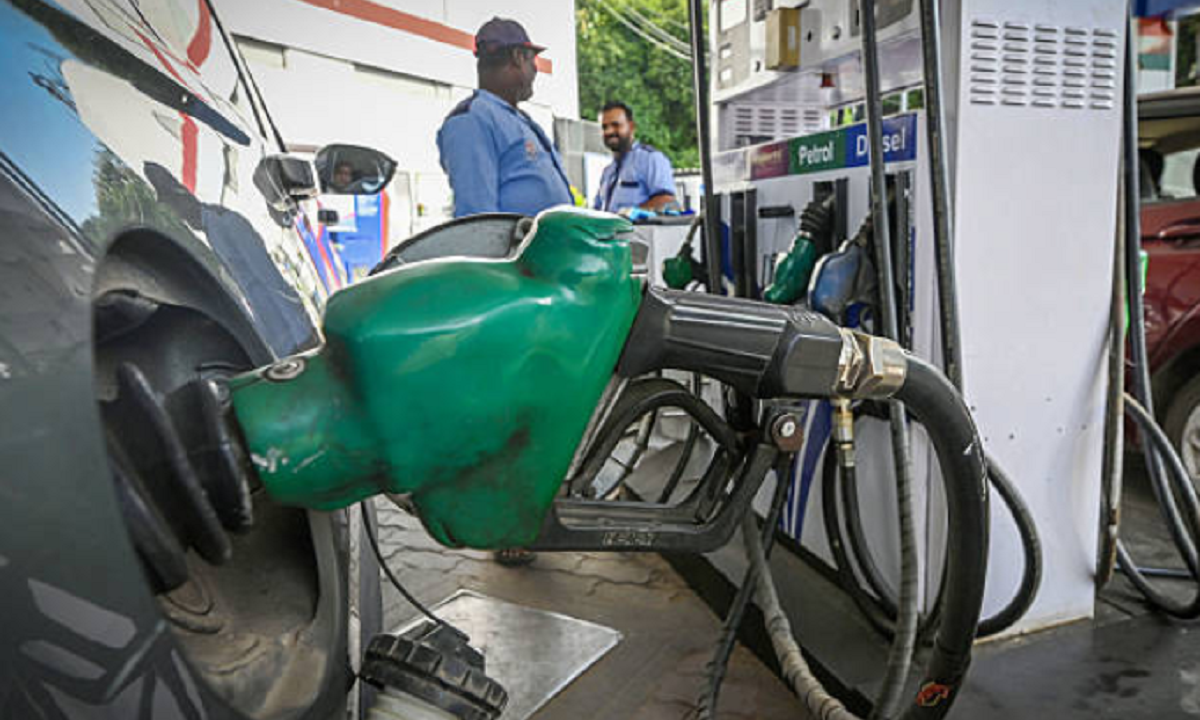 Manguera de surtidor de nafta despachando combustible en una estación de servicio.