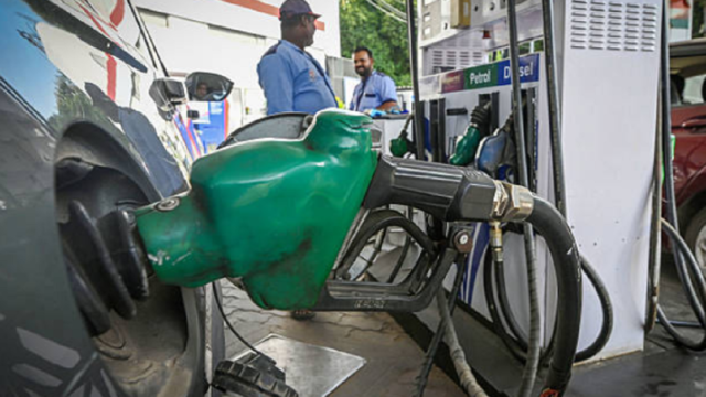 Manguera de surtidor de nafta despachando combustible en una estación de servicio.