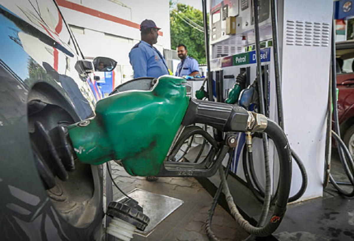 Manguera de surtidor de nafta despachando combustible en una estación de servicio.
