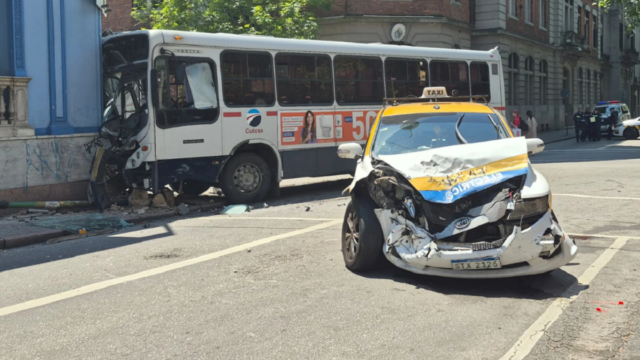 Taxi y ómnibus accidentados en la intersección de Colonia y Minas en el barrio Cordón.