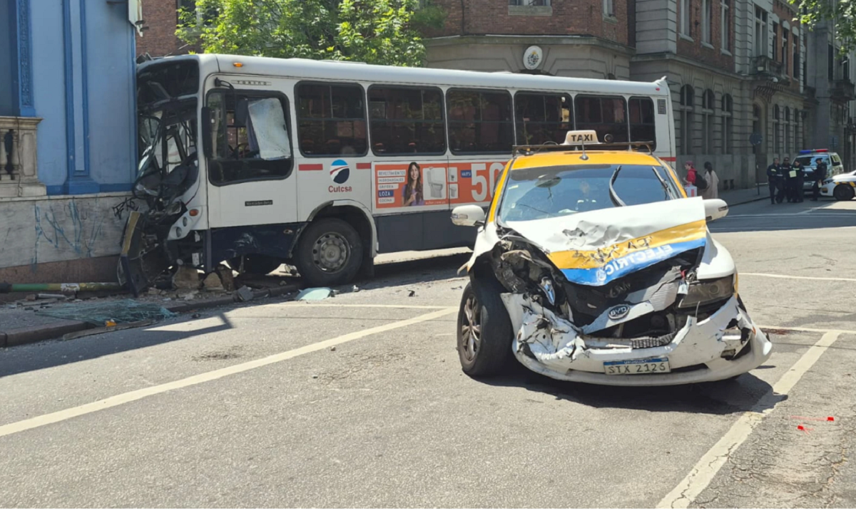 Taxi y ómnibus accidentados en la intersección de Colonia y Minas en el barrio Cordón.