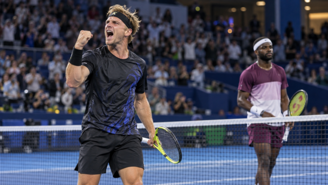 Alejandro Davidovich festejando la victoria sobre Frances Tiafoe en el Masters 1.000 de Shanghái.