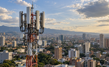 Antena de telecomunicaciones y telefonía móvil sobre un fondo urbano.