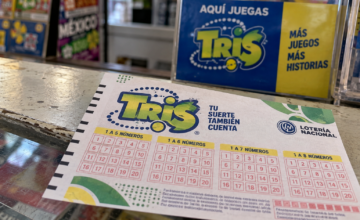 Urnas del sorteo del Tris con las esferas de números de la Lotería Nacional.