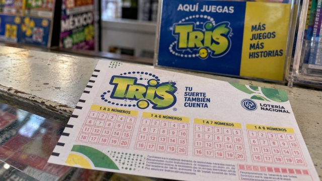 Urnas del sorteo del Tris con las esferas de números de la Lotería Nacional.