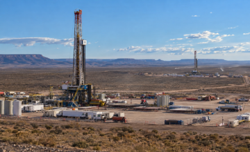Yacimiento petrolero de Vaca Muerta en la provincia de Neuquén con torres de perforación.