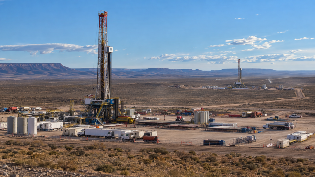 Yacimiento petrolero de Vaca Muerta en la provincia de Neuquén con torres de perforación.